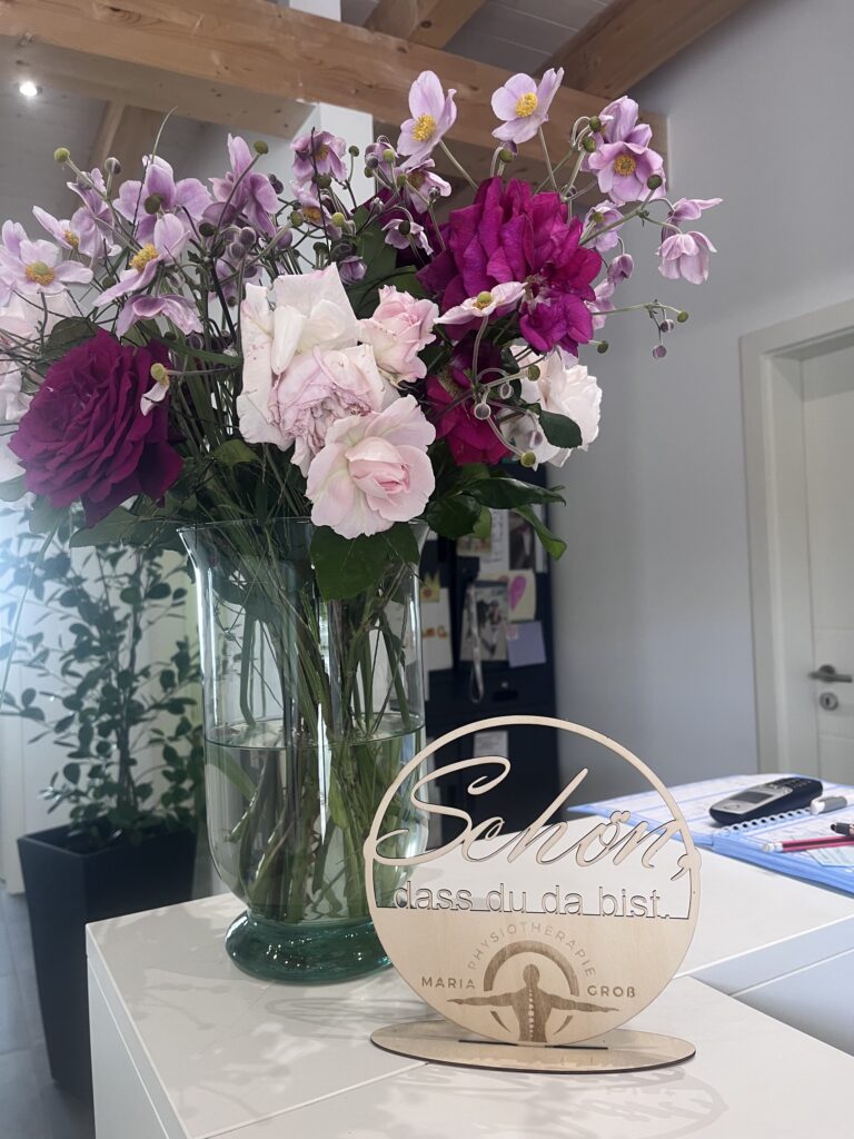 Mit Blumen geschmückte Theke im Empfangsbereich der Praxis für Physiotherapie von Maria Groß in Reifenberg